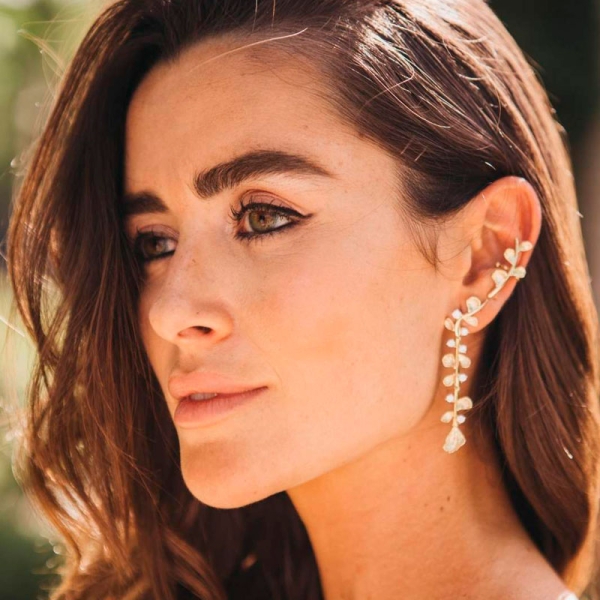 Pendientes trepadores con hojas de plata de ley con baño de rodio y circonitas.