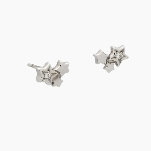Pendientes con tres estrellas y un diamante, en oro blanco de 18 ct. Cierre de presión. Pendientes con tres estrellas y un diamante, en oro blanco de 18 ct. Cierre de presión.
