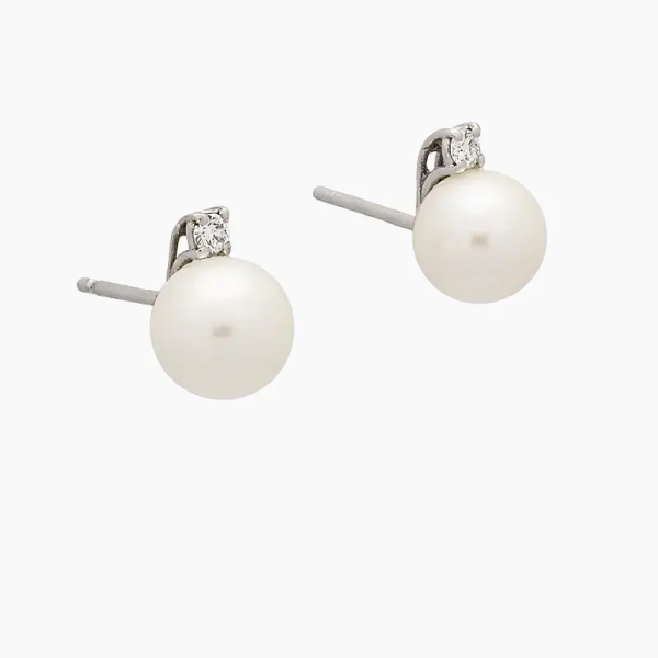 Pendientes de estilo tu y yo con perlas cultivadas y diamantes en la parte de arriba, engastados en garra. Cierre de presión