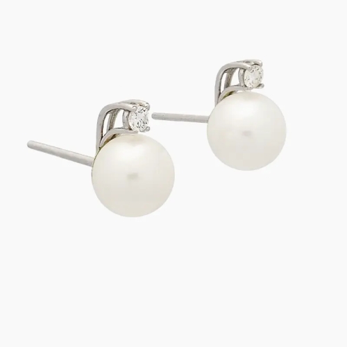 Pendientes de estilo tu y yo con perlas cultivadas y diamantes en la parte de arriba, engastados en garra. Cierre de presión