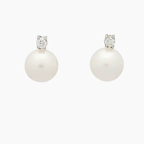 Pendientes de estilo tu y yo con perlas cultivadas y diamantes en la parte de arriba, engastados en garra. Cierre de presión