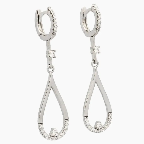 Pendientes largos de estilo clásico con forma de gota y un aro en la parte de arriba, realizados en oro blanco de 18 ct y diaman