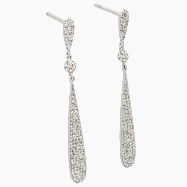 Pendientes largos de estilo moderno con forma de gota alargada, realizados en oro blanco de 18 ct y cuajados de diamantes. Cierr