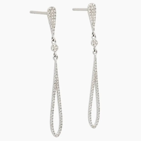 Pendientes largos de estilo moderno con forma de gota alargada, realizados en oro blanco de 18 ct y diamantes. Cierre de presión