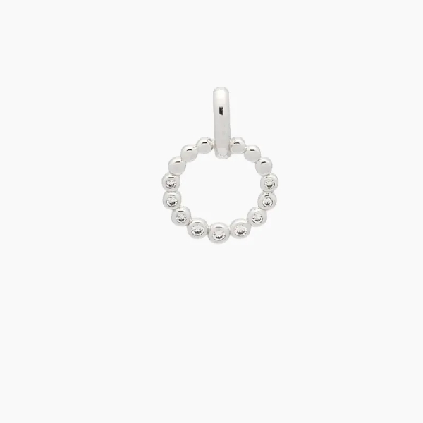 Colgante de diseño sencillo con forma redonda realizado en oro blanco y circonitas