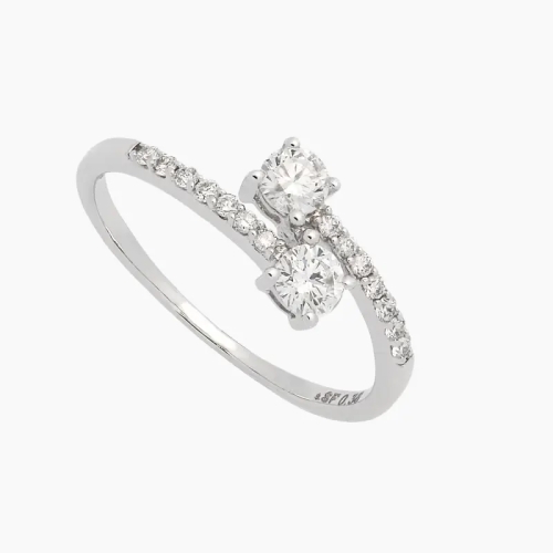 Sortija tú y yo con dos diamantes talla brillante en el centro y varios diamantes a los lados. En oro blanco de 18 ct Sortija tú y yo con dos diamantes talla brillante en el centro y varios diamantes a los lados. En oro blanco de 18 ct