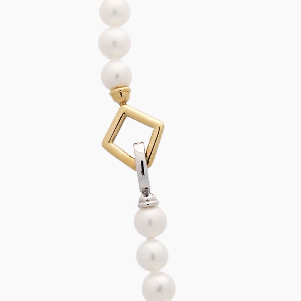 Collar de perlas blancas cultivadas con forma redonda de 5,5 mm y cierre de rombo en oro amarillo y blanco de primera ley
