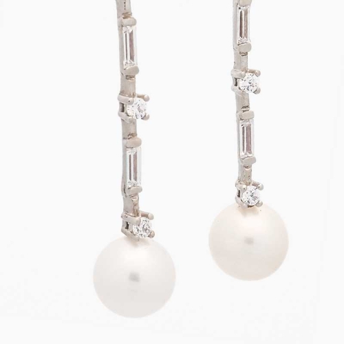 Pendientes de estilo clásico, de longitud media realizados en oro blanco de primera ley, perlas cultivadas redondas y circonitas Pendientes de estilo clásico, de longitud media realizados en oro blanco de primera ley, perlas cultivadas redondas y circonitas