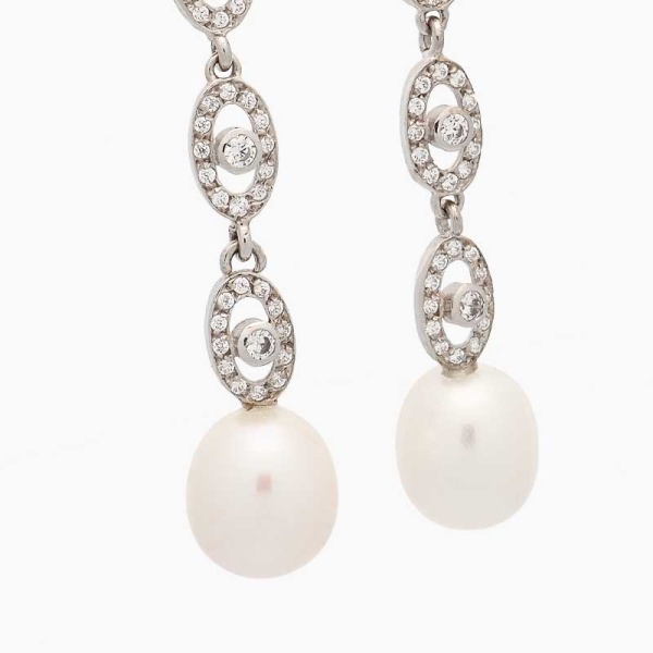 Pendientes de estilo romántico, de gran longitud realizados en oro blanco de primera ley, perlas cultivadas ovaladas y circonita
