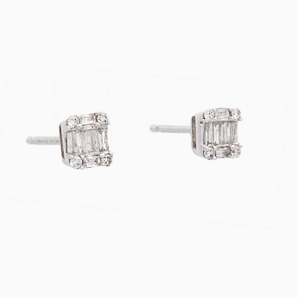 Pendientes de estilo vintage, realizados en oro blanco de primera ley y diamantes en talla baguette y brillante. Cierre de presi