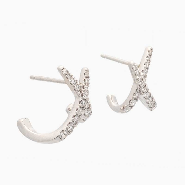 Pendientes de estilo moderno con forma de x realizados en oro blanco de primera ley y diamantes. Cierre de presión