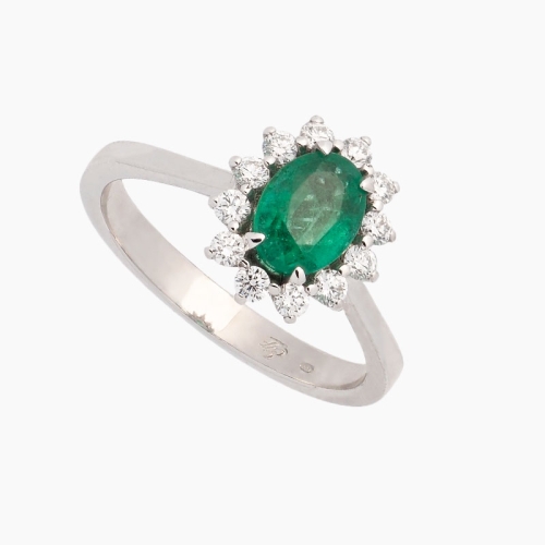 Sortija de estilo clásico con una esmeralda central en talla oval y orla de diamantes alrededor. Oro blanco de primera ley Sortija de estilo clásico con una esmeralda central en talla oval y orla de diamantes alrededor. Oro blanco de primera ley