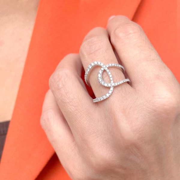 Sortija de diseño moderno, enlazada, realizada en oro blanco de primera ley y diamantes
