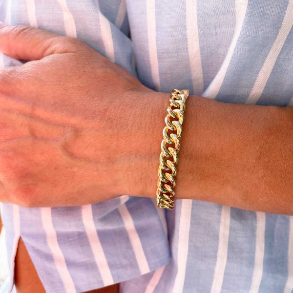 Pulsera rígida de eslabón barbado realizada en oro amarillo de primera ley con cierre de cadenilla y mosquetón