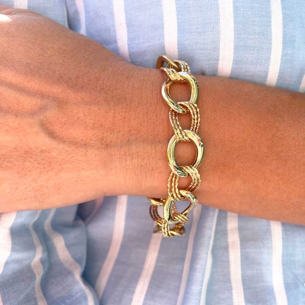 Pulsera de eslabones barbados grandes, realizada en oro amarillo de primera ley. Cierre de mosquetón