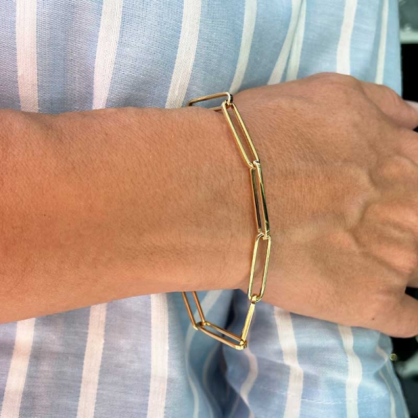 Pulsera de eslabones grandes alargados realizada en oro amarillo de primera ley. Cierre de mosquetón