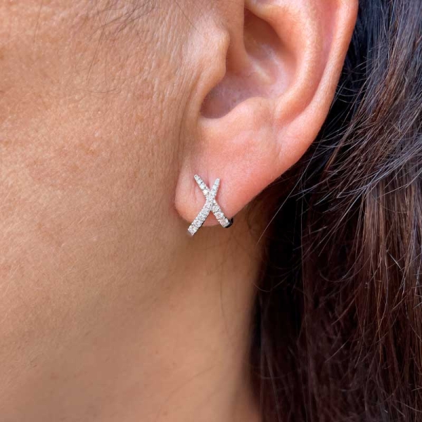 Pendientes de estilo moderno con forma de x realizados en oro blanco de primera ley y diamantes. Cierre de presión