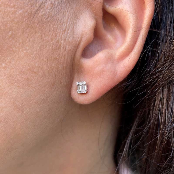 Pendientes de estilo vintage, realizados en oro blanco de primera ley y diamantes en talla baguette y brillante. Cierre de presi