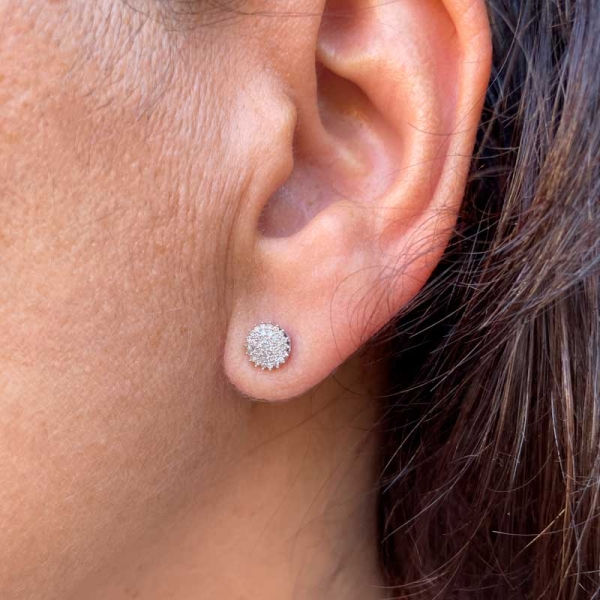 Pendientes rosetón de diamantes engastados en pavé y realizados en oro blanco de primera ley. Cierre de presión