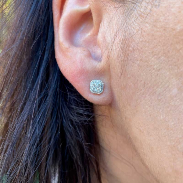 Pendientes de estilo vintage, realizados en oro blanco de primera ley y diamantes. Cierre de presión.