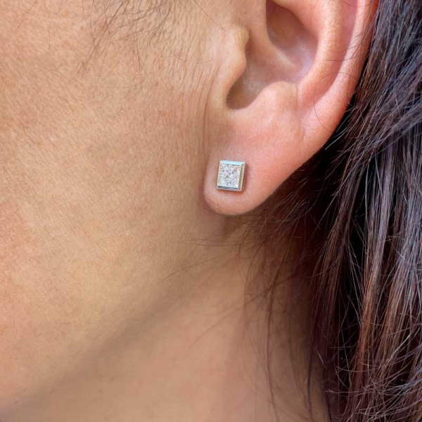 Pendientes con forma cuadrada cuajados de diamantes y realizados en oro blanco de primera ley. Cierre de presión