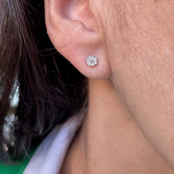 Rosetón de diamantes tamaño mini, realizado en oro blanco de primera ley. Cierre de presión