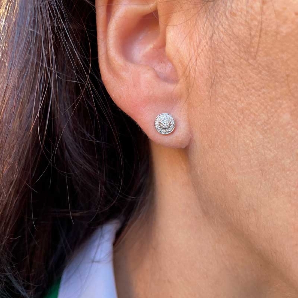 Pendientes de estilo clásico y atemporal, realizados en oro blanco de primera ley y diamantes. Cierre de presión