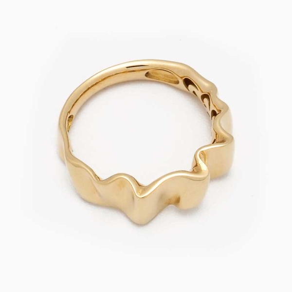 Sortija de diseño moderno con ondas. Realizada en oro amarillo de primera ley