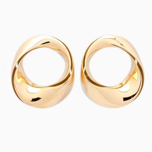 Pendientes con diseño moderno de círculos retorcidos, realizados en oro amarillo de primera ley. Cierre de presión Pendientes con diseño moderno de círculos retorcidos, realizados en oro amarillo de primera ley. Cierre de presión