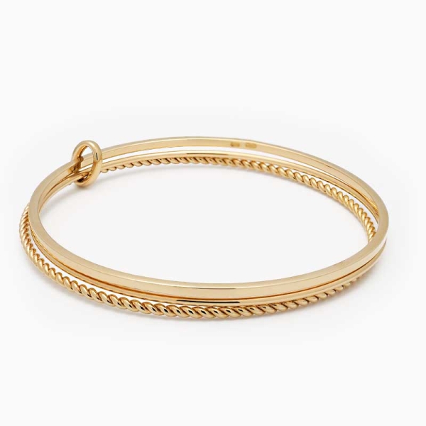 Tres pulseras en una, con tres formas diferentes, rizada, redonda y cuadrada. Maciza y sin cierre para meter por la mano, realiz