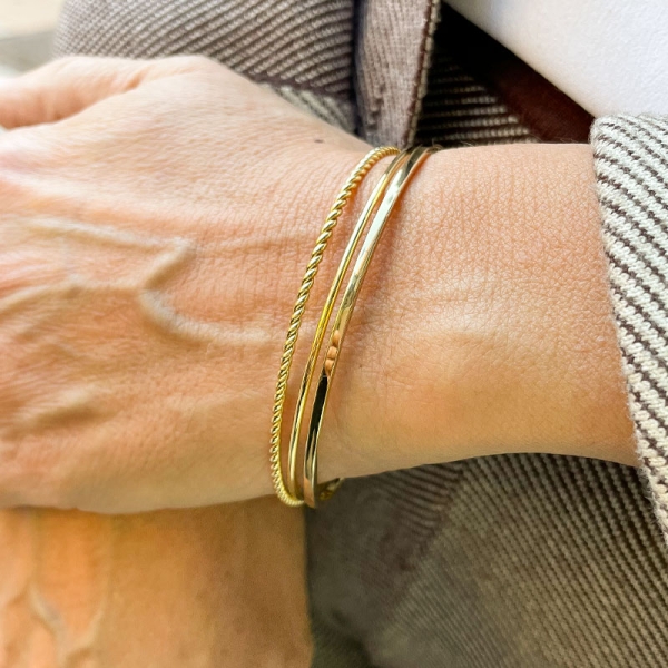 Tres pulseras en una, con tres formas diferentes, rizada, redonda y cuadrada. Maciza y sin cierre para meter por la mano, realiz