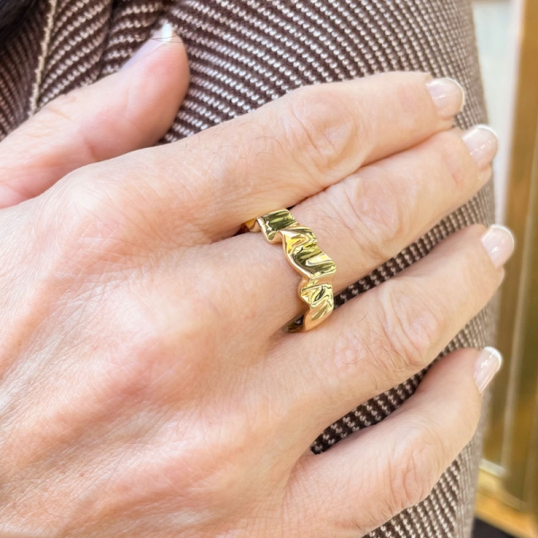 Sortija de diseño moderno con ondas. Realizada en oro amarillo de primera ley