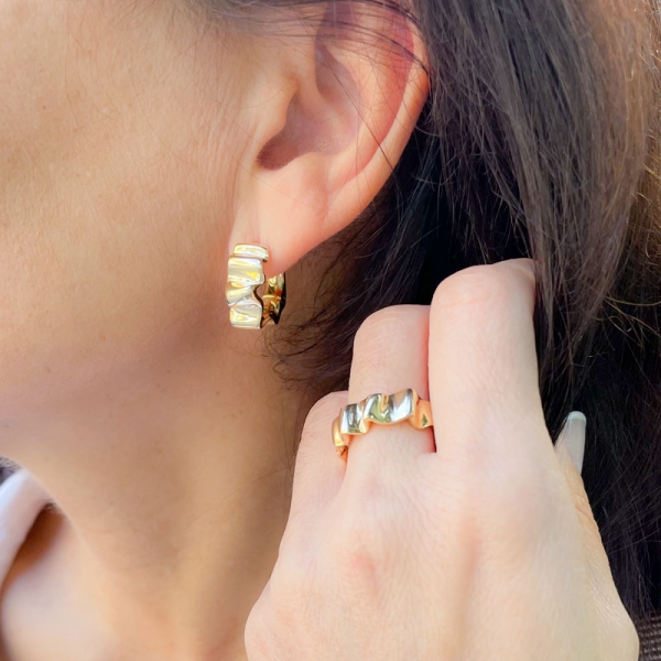 Sortija de diseño moderno con ondas. Realizada en oro amarillo de primera ley