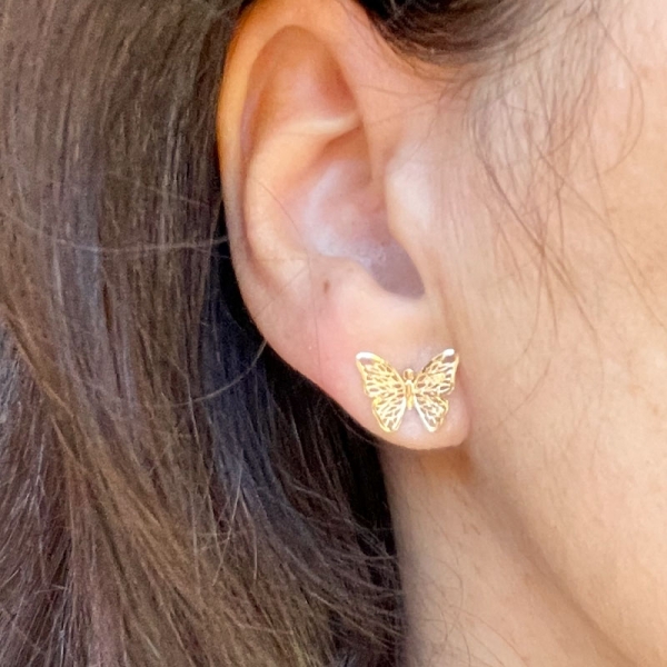 Pendientes con forma de mariposas realizados en oro amarillo de primera ley. Cierre de presión