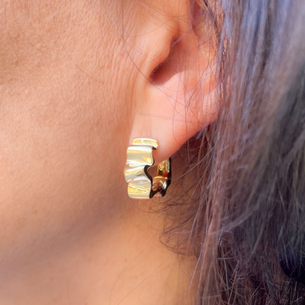 Pendientes de aro con diseño ondulado y cierre oculto, realizados en oro amarillo de primera ley