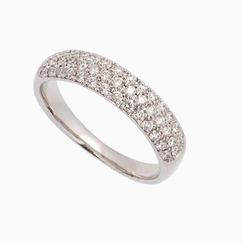 Sortija de diamantes engastados en pavés con tres filas de diamantes y oro blanco de primera ley. Se entrega con certificado de  Sortija de diamantes engastados en pavés con tres filas de diamantes y oro blanco de primera ley. Se entrega con certificado de