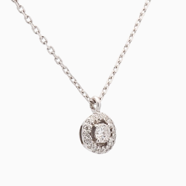 Gargantilla con colgante redondo con un diamante central en talla brillante de 0,11 ct y una orla alrededor de 0,06 ct. Realizad