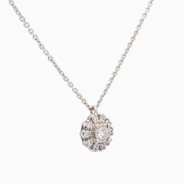 Gargantilla con colgante en forma de rosetón con diamantes en talla brillante de 0, 10 ct. Realizado en oro blanco de primera le