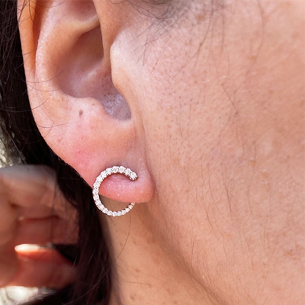Pendientes modelo círculo abierto con diamantes en talla brillante de 0,43 ct, que van en disminución. Cierre de presión