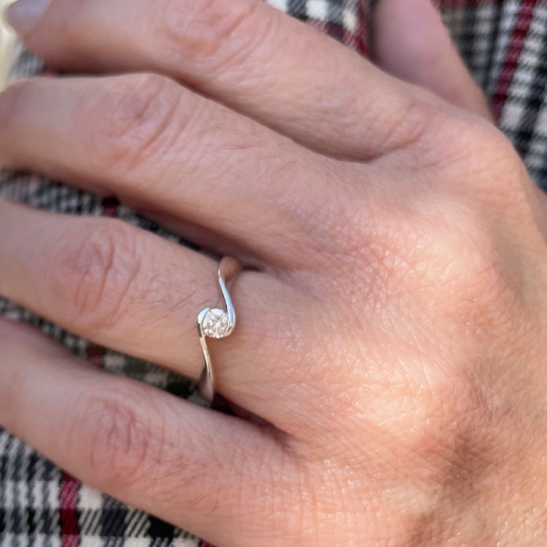Solitario abrazado compuesto por un diamante en talla brillante de 0,20 ct. Realizado en oro blanco de primera ley