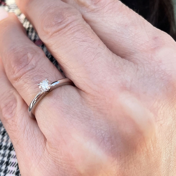 Solitario de estilo clásico con un diamante en talla brillante de 0,27 ct engastado en garra y realizado en oro blanco de primer