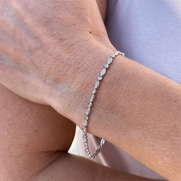 Pulsera de etilo clásico compuesta por chatones y eslabones en forma de hoja. Engastada con diamantes en talla brillante de 0,33