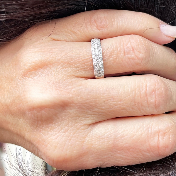 Sortija de diamantes engastados en pavés con tres filas de diamantes y oro blanco de primera ley. Se entrega con certificado de