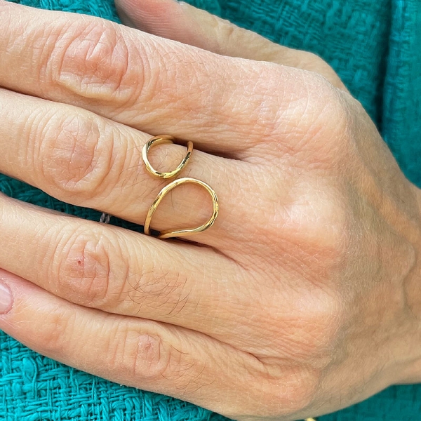 Sortija maciza con diseño olas, realizada en oro amarillo de primera ley