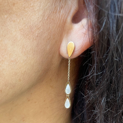 Pendientes largos con movimiento compuestos por 3 motivos en forma de gota. Realizados en oro amarillo de primera ley y nácar. C Pendientes largos con movimiento compuestos por 3 motivos en forma de gota. Realizados en oro amarillo de primera ley y nácar. C