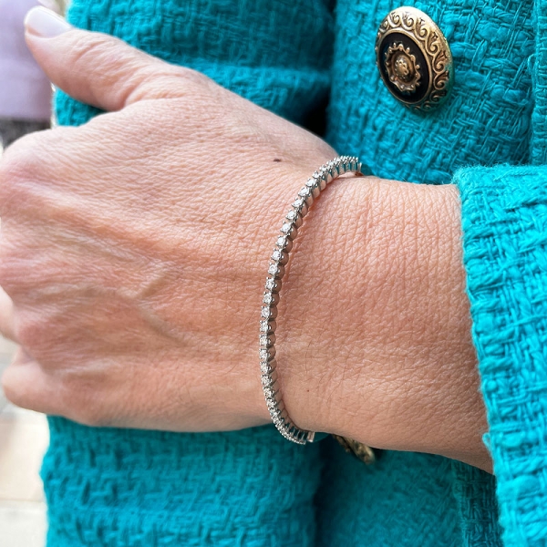 Pulsera rígida de estilo clásico con diamantes en talla brillante y engastados en garras que recorren la mitad de la pulsera. Re