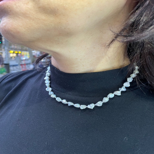 Collar de perlas barrocas y oro blanco