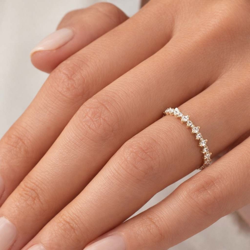 Sortija media alianza en oro amarillo y circonitas 2