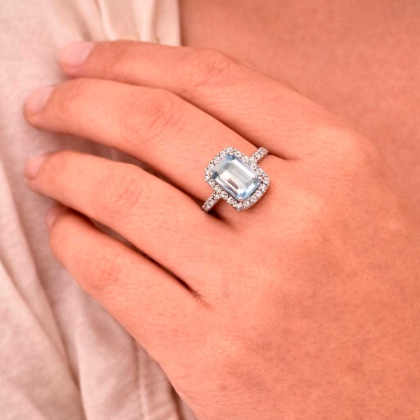 Sortija de aguamarina y diamantes en oro blanco