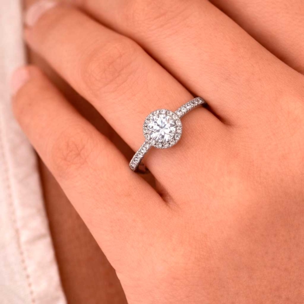 Solitario acompañado de diamantes en platino